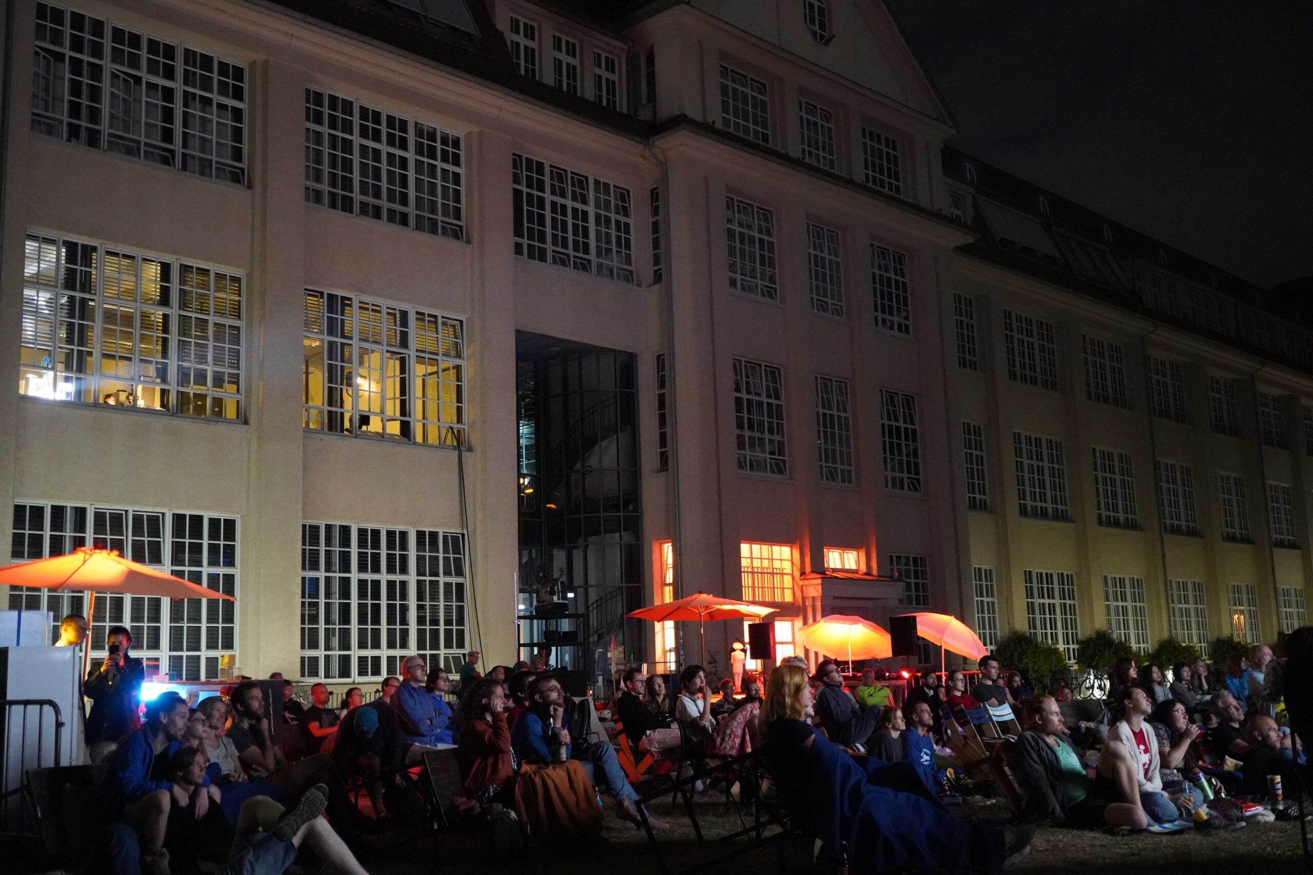 Open Air Kino 2022 Publikum Seite Nachts